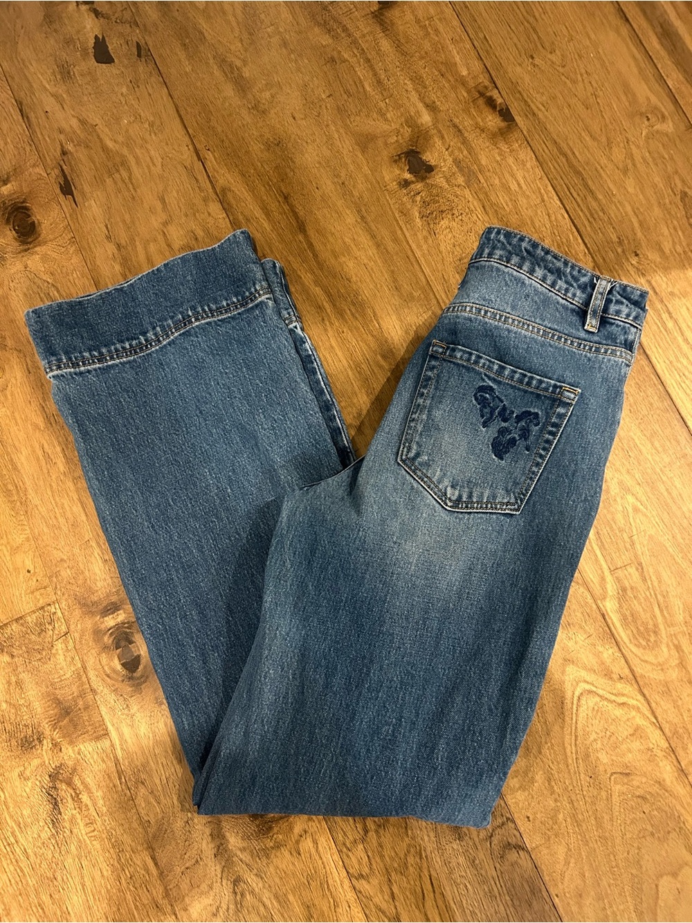 Women’s Wide-Leg Blue Denim Jeans with Embroidered Back Pocket